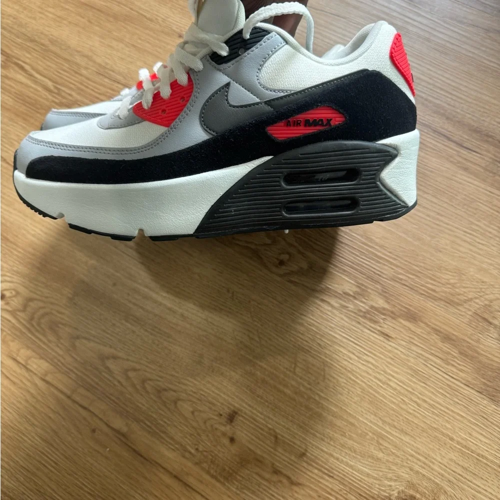 Nike Air Max 90 LV8 White and Gray Sneakers with Red Accents Size:9.5 - Picture 4 of 7